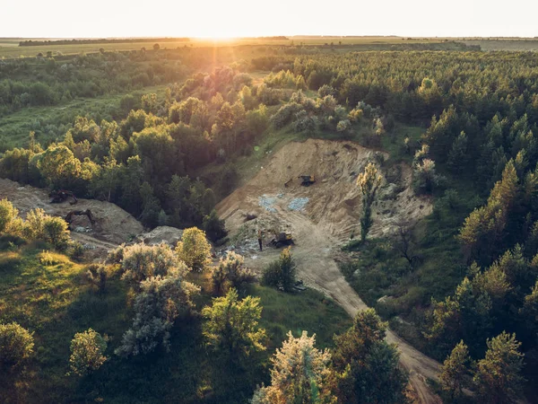 Buldozer makine arasında orman, görünüm veya üstten görünüm uçan ile maden ocağı