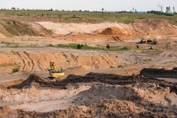 Buldozer makine ile maden ocağı