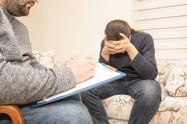 Psikolog pria berkonsultasi dengan pria depresi pada sesi terapi psikologis, konsultasi psikolog dan bantuan mental — Stok Foto