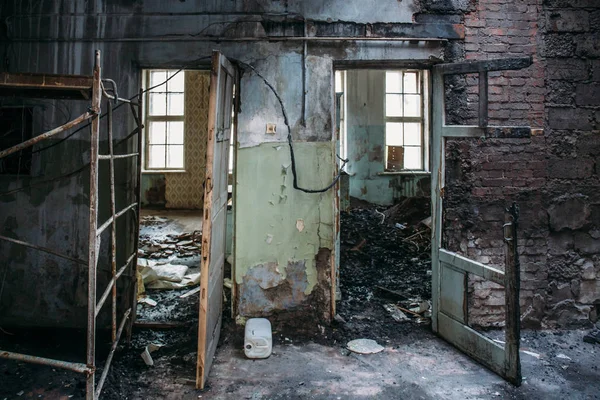Спалений інтер'єр будинку після пожежі, зруйнована будівля всередині, катастрофа або війна після — стокове фото