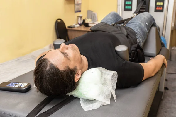 Male patient at non-surgical treatment physiotherapy of lumbar spine and spinal cord dilatation in medical center — Stock Image Male patient at non-surgical treatment physiotherapy of lumbar spine and spinal cord dilatation in medical center Royalty Free Stock Images