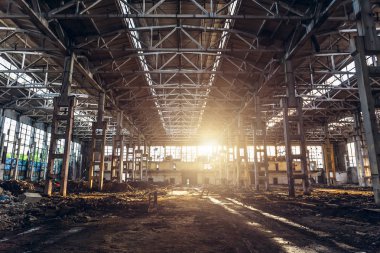 Yıkık endüstriyel fabrika binası, koridor görünümü perspektif ve güneş ışığı, kalıntıları ve yıkım konsepti ile terk