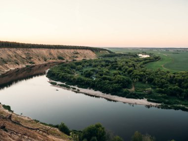 Güzel nehir Don, yüksek kum tepeleri ve orman, doğa yaz manzara, Krivoborie Voronej Vadisi'nin panoramik görünümü