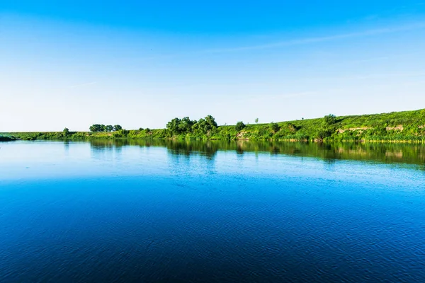 Luminoso panorama della natura estiva, alberi forestali e fiume con riflesso in acqua, vivido sfondo tranquillo e rilassante — Foto Stock
