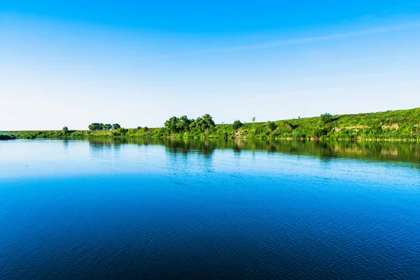 明亮的夏日自然全景, 森林中的树木和河流, 倒影在水中, 生动的宁静和放松的背景 — 图库照片