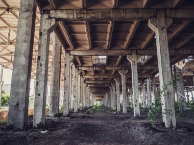 Tünel veya koridor gibi sütunlarla terk edilmiş Beton inşaat