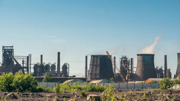 Pemandangan industri, cerobong asap dengan pembangkit listrik atau pabrik, industri berat — Stok Foto
