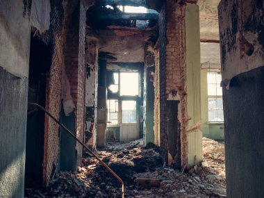 Terk edilmiş binada, çöp ve kapıları olmadan kırık duvarları kalıntıları koridorda. İç savaş veya diğer afet sonra