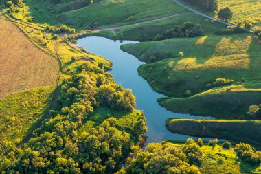Üstten görünüm, yaz doğa manzara panorama, çayırlar ve kırsal günbatımı zaman, nehirde uçak veya aerostat havadan fotoğraf arka plan seyahat