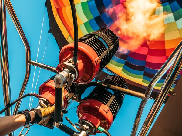 Sıcak hava balonu, parlak yanan gaz brülörlü donatım, alev ateş yakın gelen içinde — Stok fotoğraf