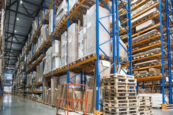 Ampio magazzino logistico con scaffali o scaffali con pallet di merci. Spedizione industriale e distribuzione delle merci — Foto Stock