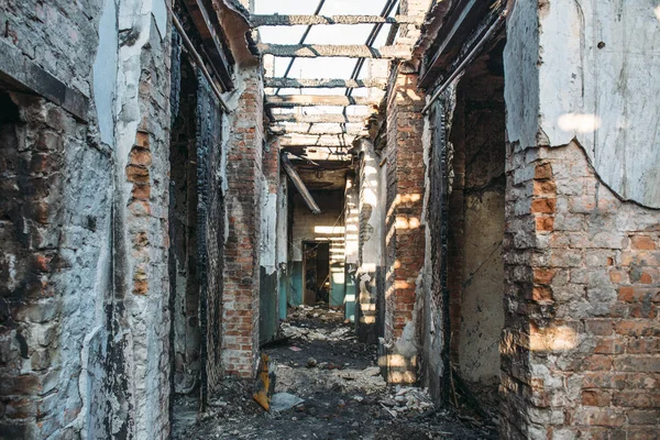 Ruinas de casa de ladrillo quemado después de un accidente de incendio. Corredor interior, edificio sin techo, consecuencias del fuego — Foto de Stock