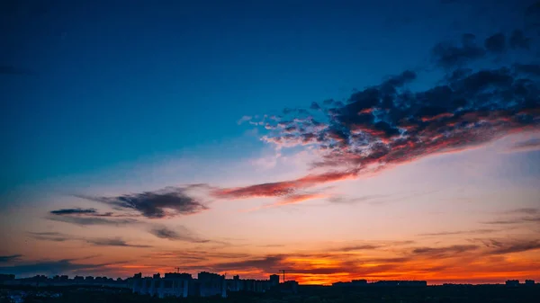 Bunte dramatische Sonnenuntergang, schöner Abend blau und rot orange Wolkenlandschaft — Stockfoto
