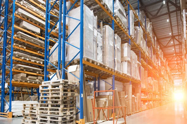 Large Logistics hangar warehouse with lots shelves or racks with pallets of goods and sunlight effect. Industrial shipping and cargo delivery distribution — Stock Photo, Image
