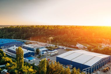 Depo depolama veya endüstriyel fabrika veya Lojistik Merkezi yukarıdan hava görünümünü. Endüstriyel bina ve ekipman makineleri havadan görünümü