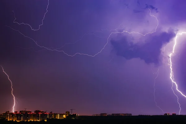 Gewitter strahlend blauer Himmel und Blitze über nächtlicher Stadt — Stockfoto