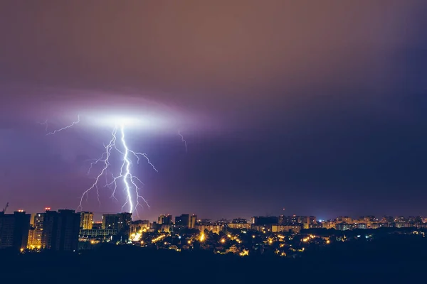 Gewitter strahlend blauer Himmel und Blitze über nächtlicher Stadt — Stockfoto
