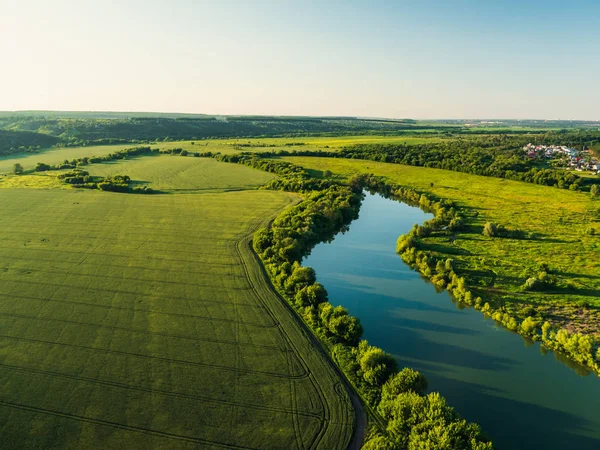 Vista aérea de balão de ar quente ou aerostato ou drone, paisagem de verão com floresta, prados verdes e rio no campo, aventura aero — Fotografia de Stock