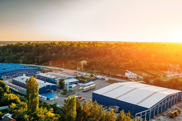 Luftaufnahme von Lagerhallen oder Industriefabriken oder Logistikzentren von oben. Luftaufnahme industrieller Gebäude und Maschinen — Stockfoto