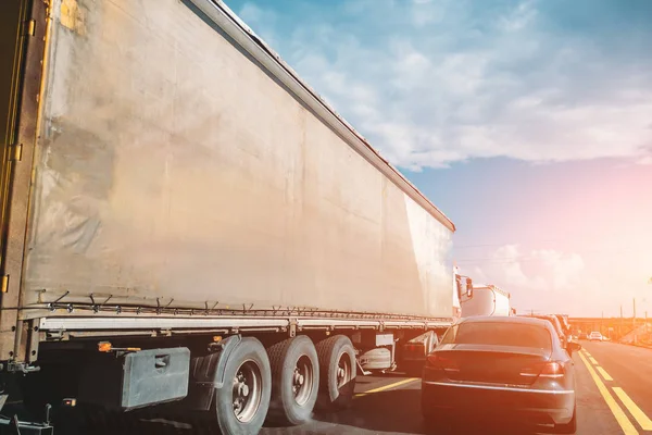 Transporte de caminhões e carros na estrada ou rodovia ao pôr do sol, conceito de transporte de carga logística — Fotografia de Stock