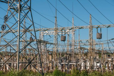 Yüksek gerilim elektrik santrali ile uzun boylu kuleleri ve teller, sanayi elektrik arka plan