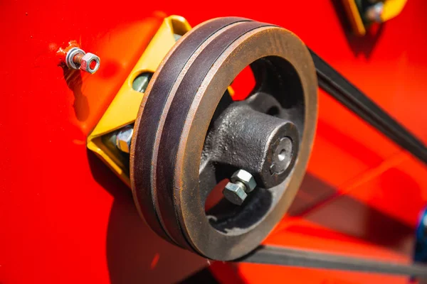 Mecanismo de rolo de roda com correia dentada na maquinaria do veículo industrial — Fotografia de Stock
