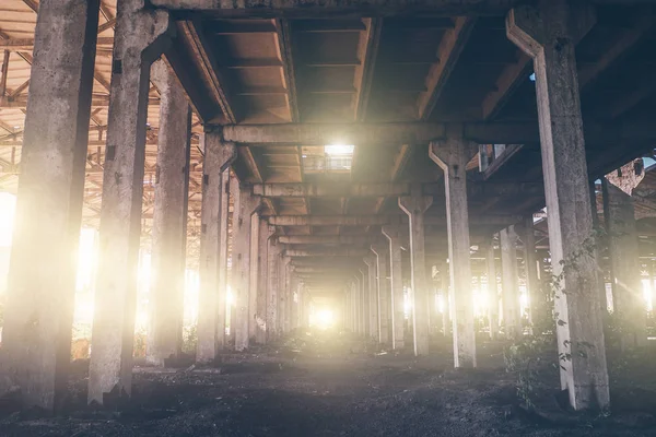 Großes verlassenes Industriegebäude mit Flur aus Säulen und Licht — Stockfoto