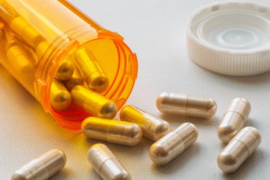 Turuncu hapı şişe ve tıp hapları veya tablet, ilaç eczane uyuşturucu kavramı, makro