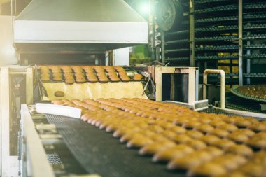 Kek otomatik konveyör bant veya satır, şekerlemeler mutfak fabrika veya bitki içinde pişirme işlemi. Gıda Sanayi, çerez ve tonda, diğer tatlı breadstuff üretim kapat