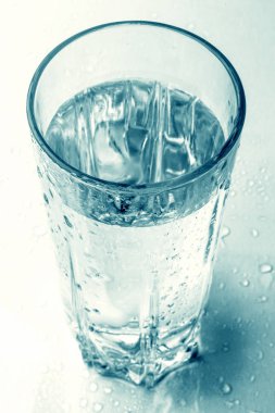 İle soğuk su damlaları ve yansıma, üstten görünümüyle seçici odak, tonda. İçki sağlık tazelik Aqua