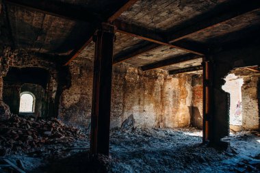 Terk edilmiş eski kırık endüstriyel fabrika veya Depo binalar içinde afet, savaş veya tufan sonra kalıntıları