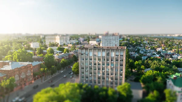 Desplazamiento de inclinación ciudad borrosa Voronezh, paisaje urbano moderno panorámico horizonte en verano día soleado, vista aérea — Foto de Stock