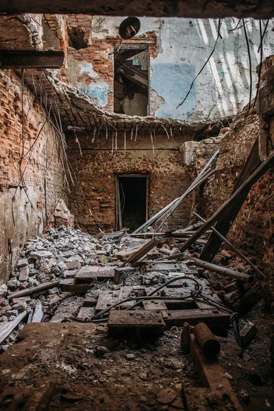 Ruínas de antigas fábricas industriais abandonadas ou edifícios de armazéns no interior após desastres, guerras ou cataclismos — Fotografia de Stock