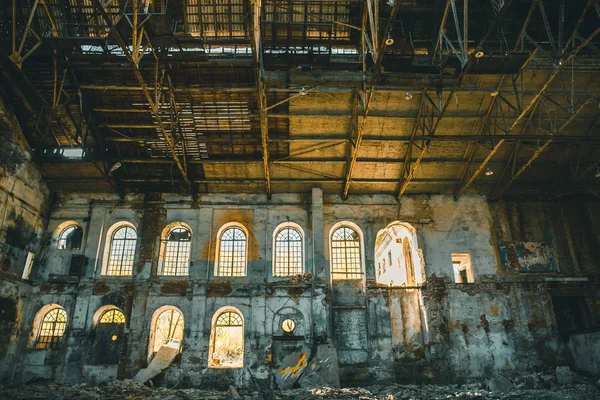 Ruinas de antiguas fábricas o almacenes industriales abandonados después del desastre, la guerra o el cataclismo —  Fotos de Stock
