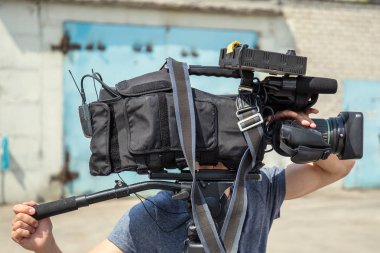 Video prodüksiyon, kameraman veya işleci profesyonel film kamera ekipmanı iş açık havada, televizyon yayını ve Sinematografi ile