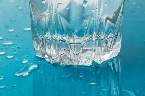 방울과 푸른 표면에서 반사 냉 수의 유리. 건강 아쿠아 신선도 개념의 음료 — 스톡 사진