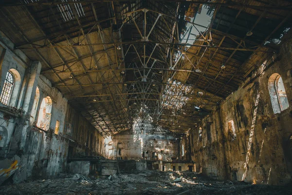 Ruinas abandonadas del edificio de la fábrica industrial en el interior, vista del pasillo, perspectiva y luz solar, ruinas espeluznantes y concepto de demolición —  Fotos de Stock