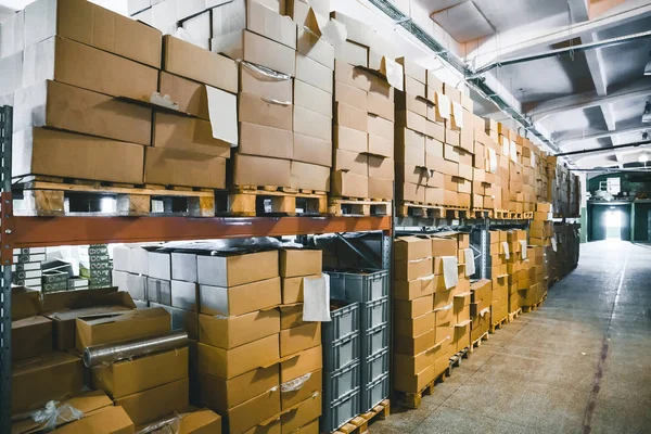 Kotak kardus kargo untuk pengiriman dan pengiriman di hangar gudang penyimpanan logistik, interior gudang di dalamnya — Stok Foto