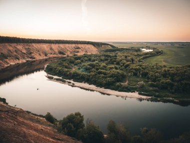 Nehir ve yüksek tepeler ile yeşil vadi Panorama tonda. Yaz seyahat ve Turizm hedefleri