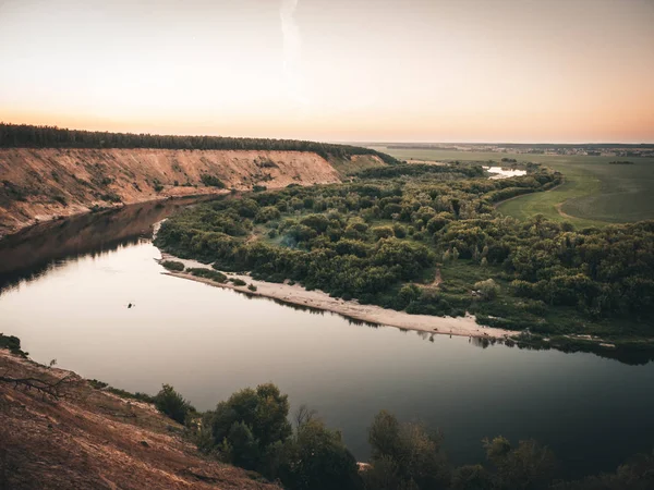 Nehir ve yüksek tepeler ile yeşil vadi Panorama tonda. Yaz seyahat ve Turizm hedefleri