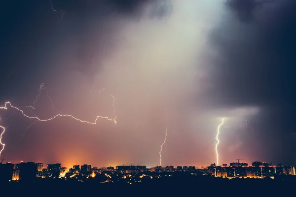 Gewitter und Blitze über der nächtlichen Stadt — Stockfoto