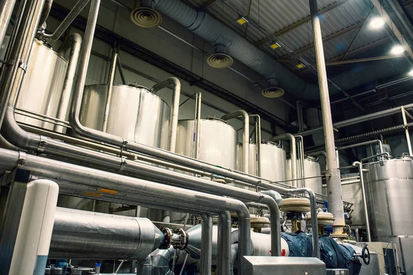 Brouwerij productie fabriek. RVS vaten of tanks met pijpen, brouwen apparatuur, moderne alcohol productietechnologie — Stockfoto