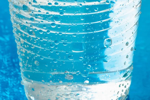 플라스틱 유리 또는 방울과 냉 수의 컵. 건강 아쿠아 신선도 개념의 음료 — 스톡 사진