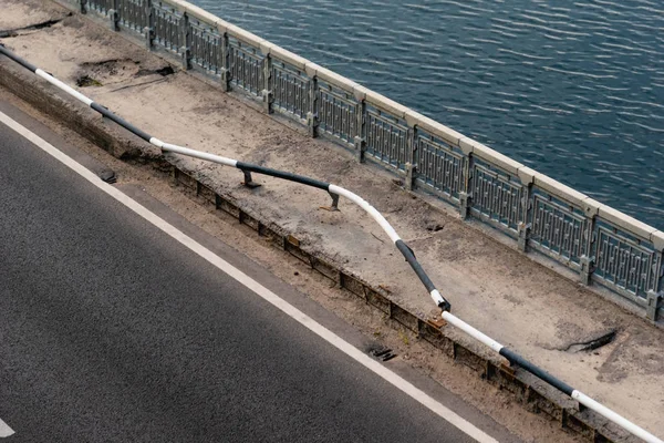 Barreras y barandillas de carretera dañadas dobladas en puente después de accidente de coche —  Fotos de Stock