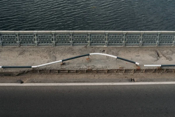 Bent danificou barreiras rodoviárias e grades na ponte após acidente de carro — Fotografia de Stock