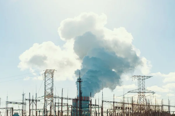 Nuclear Power Plant schoorsteen toren met rook of damp, macht industrie concept — Stockfoto