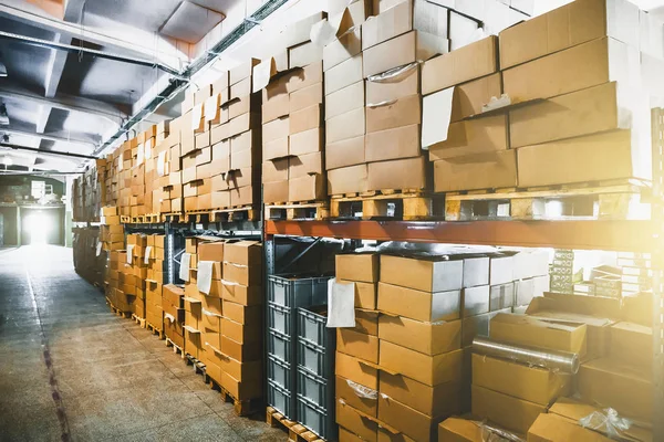 Kotak kardus kargo untuk pengiriman dan pengiriman di hangar gudang penyimpanan logistik, interior gudang di dalamnya — Stok Foto