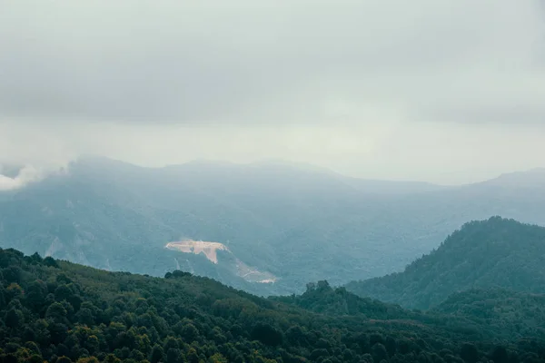 俄罗斯高加索的夏季山地景观。清晨的迷雾, 宁静的自然风光 — 图库照片