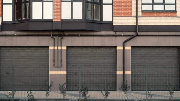 Deuren van de garage van de poort van de sectionele lift in de auto parkeren gebied in huis — Stockfoto