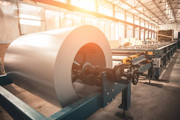 Bobina de rollo de acero galvanizado industrial para máquina formadora de chapas metálicas en taller de fábrica de metalurgia, luz solar — Foto de Stock